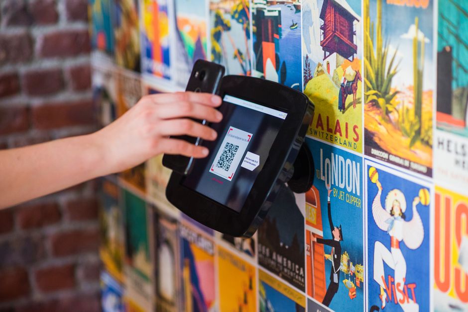 旅行もビジネスも快適に！QRコード即時開通eSIMで始めるスマートなモバイル通信